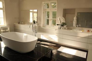 Freistehende Badewann auf einem Podest