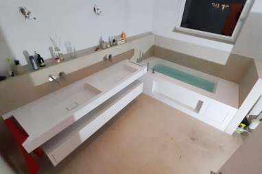 Waschtisch und Badewanne mit rechteckiger Form