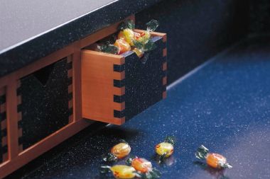 Aufgequollene Türbekleidung und Türfutter