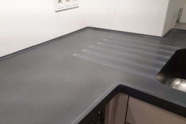 Reparaturstück wird mit Silikon abgefugt