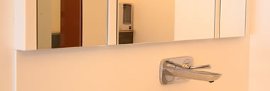 Der Spiegelschrank mit Licht