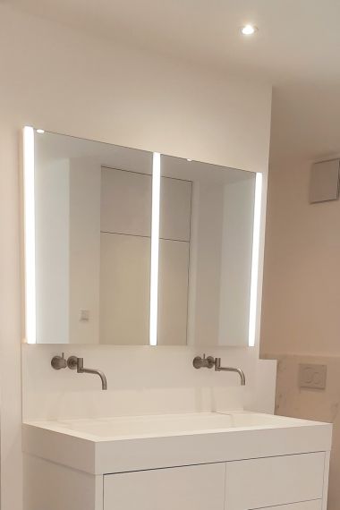 Spiegelschrank mit Licht in der Wandnische eingebaut