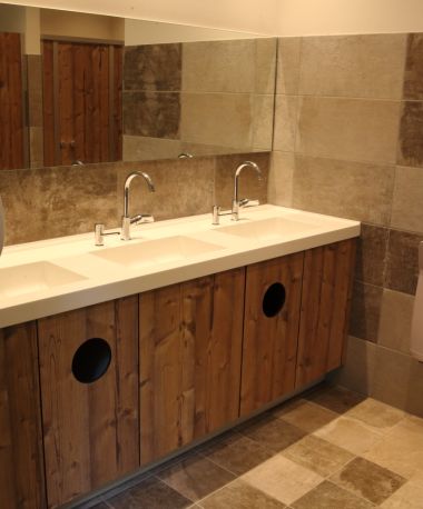 Waschtisch in der Gastronomie mit Unterbau 